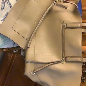 Large shoulder bag. Travanti faux leather, used but in good condition. Tan